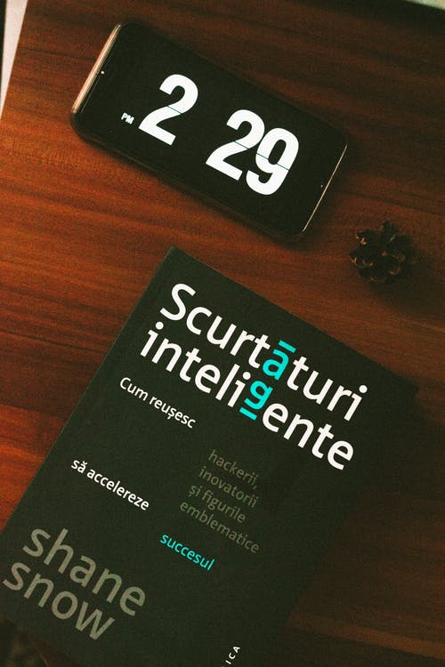 Scurtaturi Inteligente书旁边的黑色android智能手机 · 免费素材图片