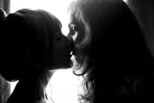 两个女人接吻的灰度摄影 · 免费素材图片