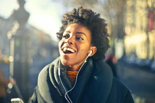 一个女人听音乐的特写照片 · 免费素材图片