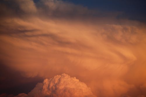 黄昏时的云层摄影 · 免费素材图片