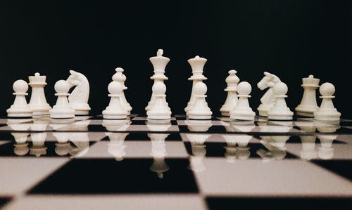 在国际象棋棋盘上的白色棋子 · 免费素材图片
