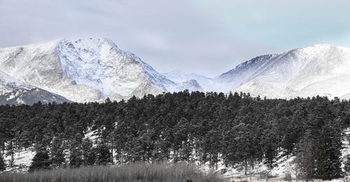多云的天空下的大雪覆盖的山脉 · 免费素材图片