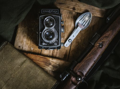 叉子和勺子装饰旁边的灰色和黑色rolleiflex相机 · 免费素材图片
