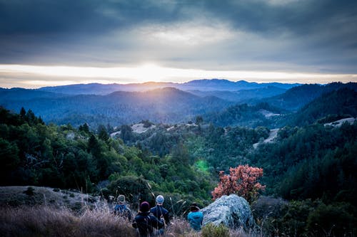 一群人在山上 · 免费素材图片