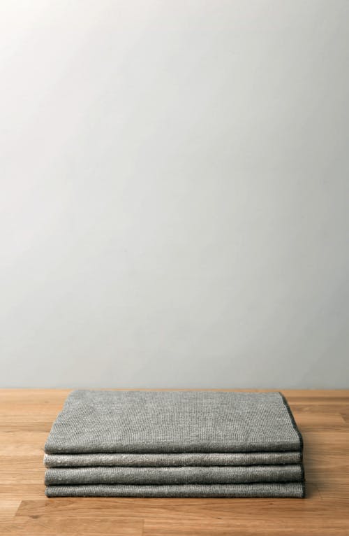 四种灰色纺织品 · 免费素材图片