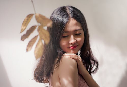 女人穿着棕色无袖上衣 · 免费素材图片