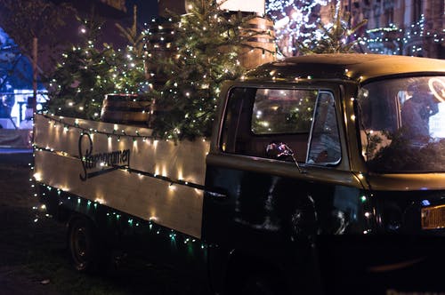 经典棕色单驾驶室卡车与圣诞树 · 免费素材图片