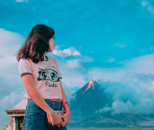火山喷发时一个女孩的摄影作品 · 免费素材图片