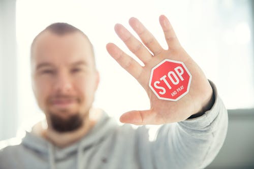 停止标志的人的手的摄影 · 免费素材图片