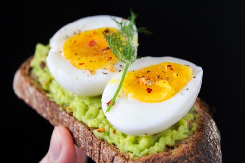 在绿色沙拉面包上切鸡蛋 · 免费素材图片