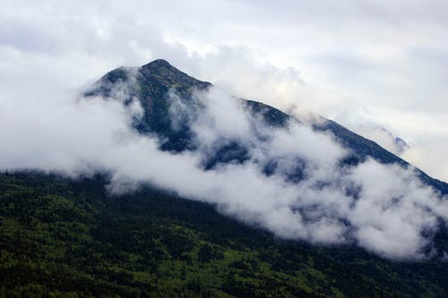 黑山上空的白云 · 免费素材图片