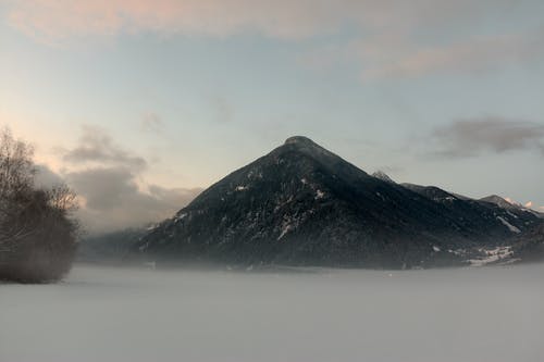 多云的天空下的黑山 · 免费素材图片