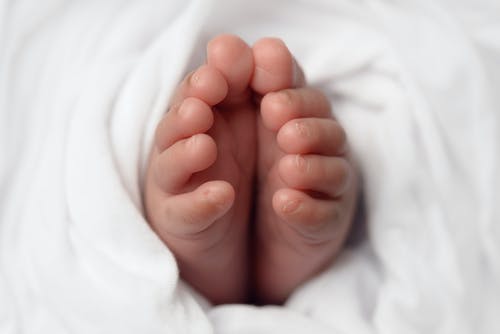 婴儿脚选择性聚焦照片 · 免费素材图片
