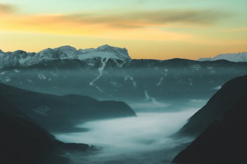 黄昏时雾山 · 免费素材图片
