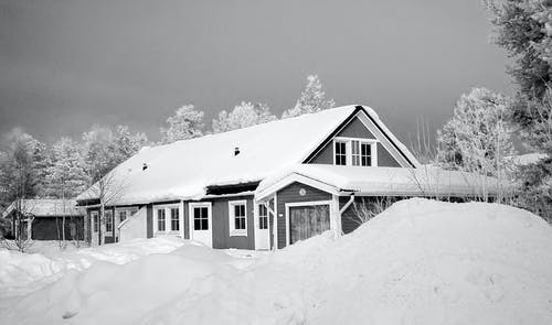 白雪皑皑的房子的单色摄影 · 免费素材图片
