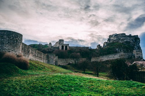 多云的天空下的灰色城堡 · 免费素材图片