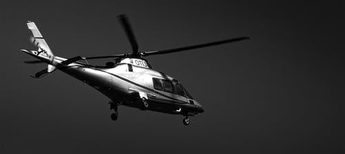 直升机的单色摄影 · 免费素材图片