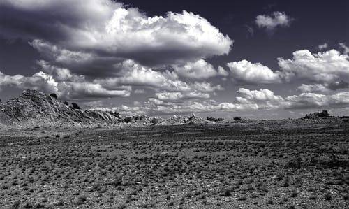 灰色的沙滩，灰色的天空和洁白的云朵摄影 · 免费素材图片