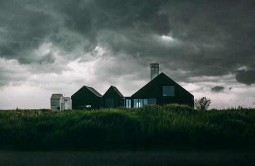 乌云密布的黑白房子 · 免费素材图片