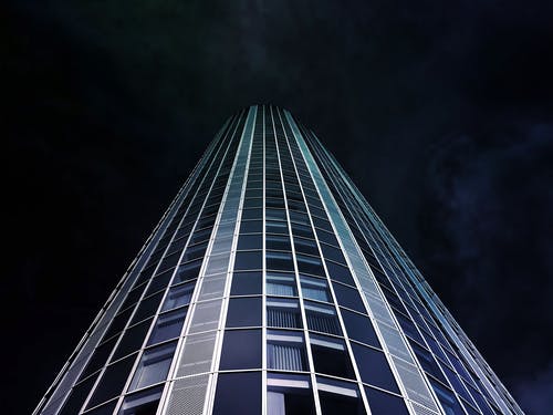 夜间高层建筑的蠕虫视野 · 免费素材图片