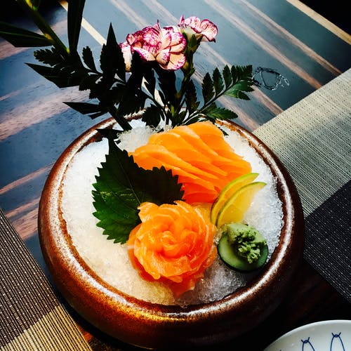 圆形棕色陶瓷碗 · 免费素材图片