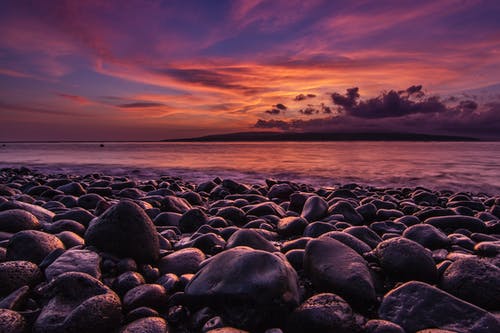 海边的灰色石头 · 免费素材图片
