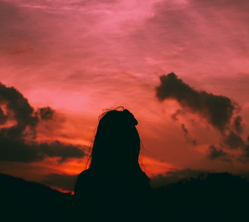 一个女人在黎明时的剪影 · 免费素材图片