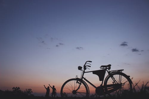 通勤自行车的剪影 · 免费素材图片