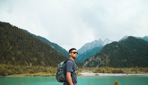 望着地平线的男人 · 免费素材图片