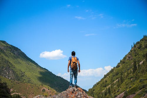 山顶上的男人 · 免费素材图片