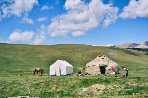 小屋和帐篷在草地上的照片 · 免费素材图片