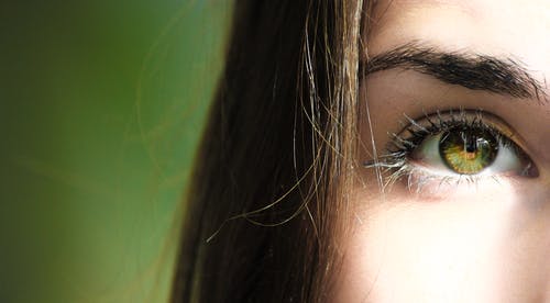 女性的绿眼睛的选择性焦点半脸特写摄影 · 免费素材图片