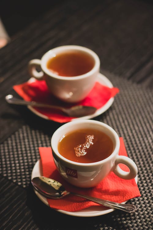 杯茶与茶碟和茶匙 · 免费素材图片