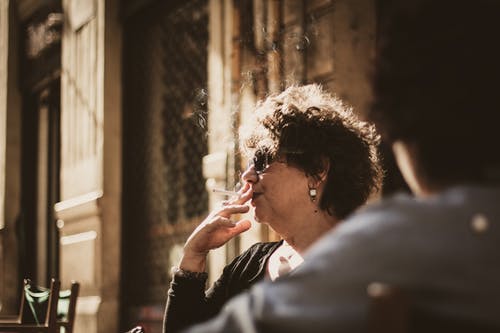 女人抽烟的摄影 · 免费素材图片