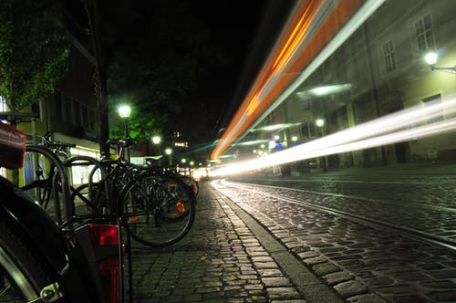 通路旁的黑色自行车 · 免费素材图片