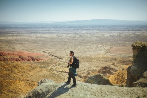 男子站在山顶上 · 免费素材图片