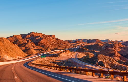 公路附近岩层的风景摄影 · 免费素材图片