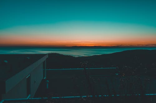 在黄金时段，植物临水的走廊 · 免费素材图片