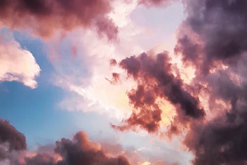 下角摄影的红云和蓝天 · 免费素材图片