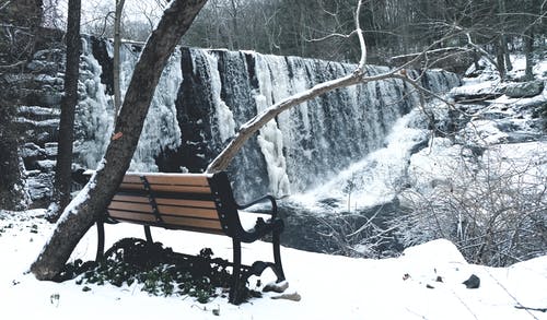 雪覆盖着棕色和黑色的钢沙发 · 免费素材图片