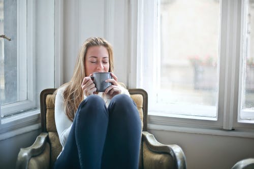 女人抱着灰色的陶瓷杯 · 免费素材图片