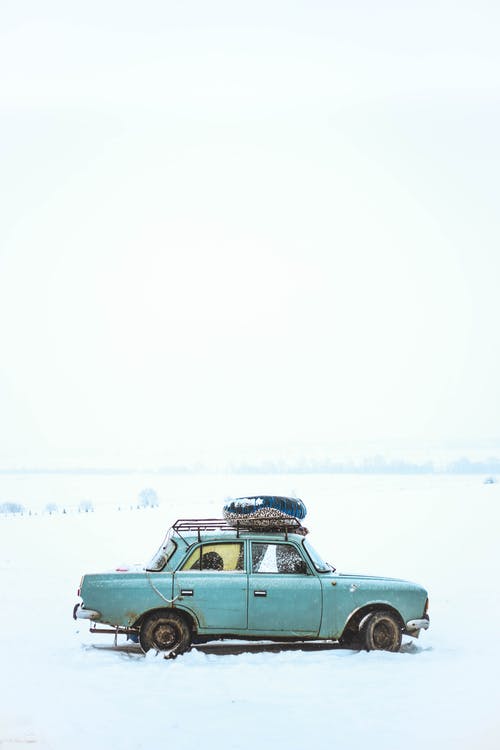 蓝色轿车在雪地上 · 免费素材图片
