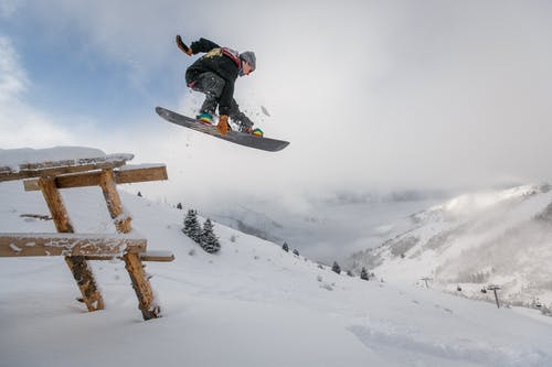 黑色滑雪板与绑定中的人执行一个跳转 · 免费素材图片