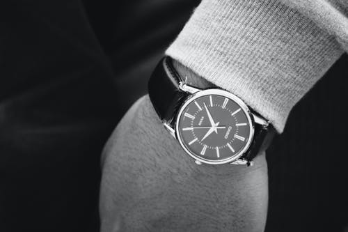 戴黑色皮革表带的圆形银模拟手表的人 · 免费素材图片