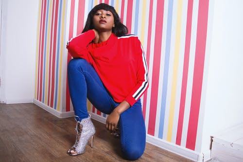 女人红色和白色毛衣 · 免费素材图片