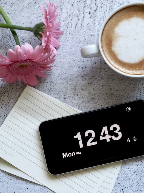 黑色线条纸上的太空灰iphone 6 · 免费素材图片