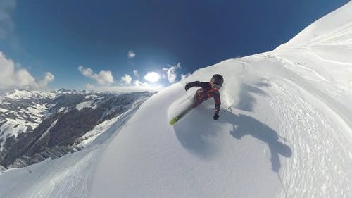 在雪中骑雪的人 · 免费素材图片