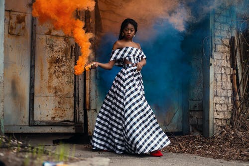 女士黑白格纹连衣裙 · 免费素材图片