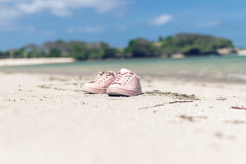 粉色低帮运动鞋的选择重点 · 免费素材图片