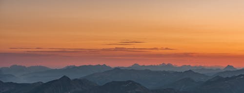 日落期间山的地域景观 · 免费素材图片